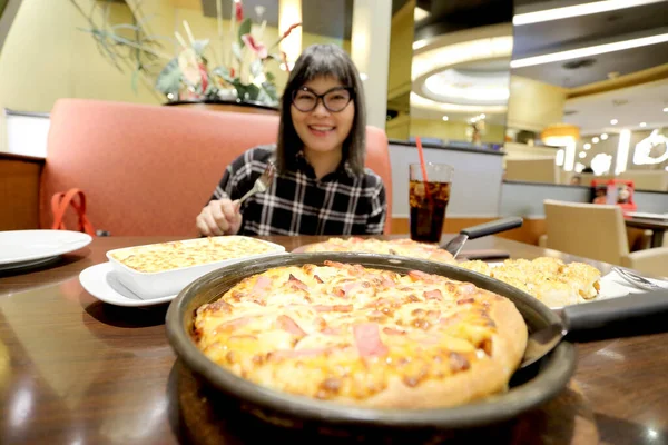 Een Aziatische Vrouw Met Fastfood — Stockfoto