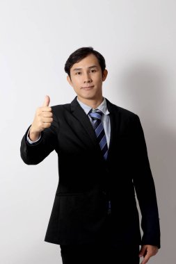 Beyaz arka plandaki Asyalı iş adamı..