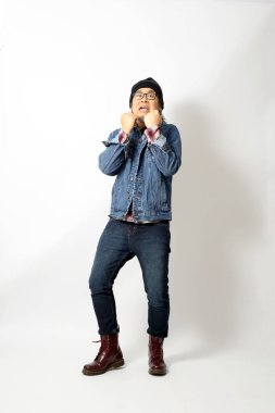 Beyaz arka planda duran Asyalı adam.