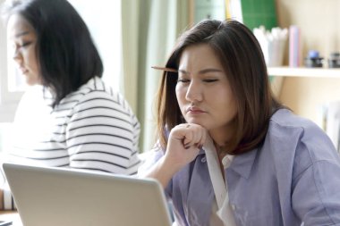 Evde birlikte çalışan Asyalı kadınlar..