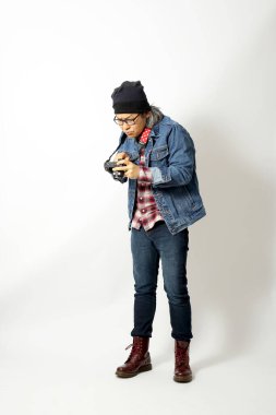 Beyaz arka planda duran Asyalı adam.