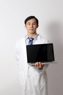 Beyaz arka planda duran Asyalı doktor..