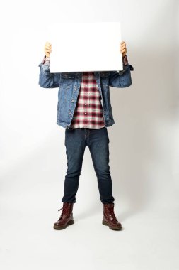 Beyaz arka planda duran Asyalı adam.