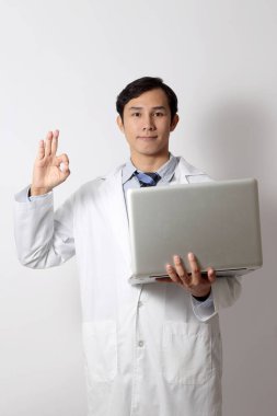 Beyaz arka planda duran Asyalı doktor..