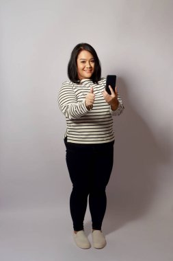 Beyaz arka plandaki Asyalı kadın..