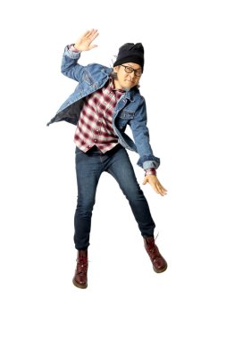 Beyaz arka planda duran Asyalı adam.