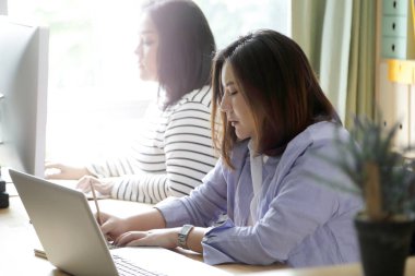 Evde birlikte çalışan Asyalı kadınlar..