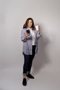 Beyaz arka plandaki Asyalı kadın..