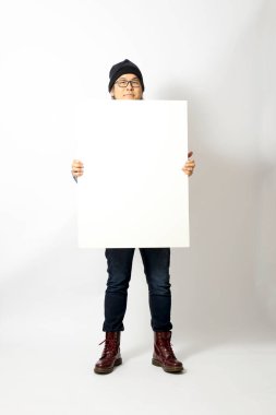 Beyaz arka planda duran Asyalı adam.