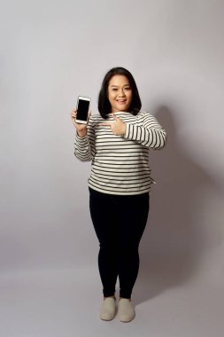 Beyaz arka plandaki Asyalı kadın..