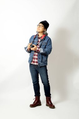 Beyaz arka planda duran Asyalı adam.