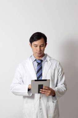 Beyaz arka planda duran Asyalı doktor..