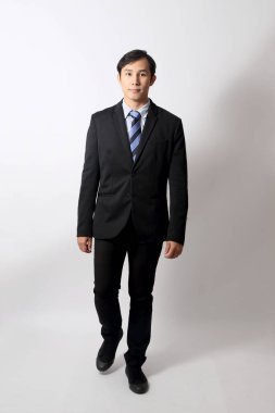 Beyaz arka plandaki Asyalı iş adamı..