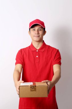 Beyaz arka plandaki Asyalı postacı..