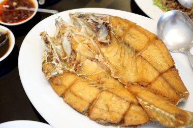 Balık soslu kızarmış balık balığı..