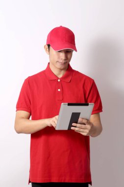 Beyaz arka plandaki Asyalı postacı..