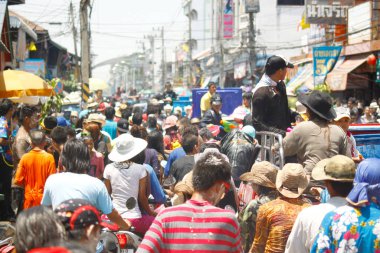 Ayutthaya, Tayland - 13 Nisan 2010: Songkran Festivali 13-15 Nisan tarihleri arasında Tayland 'da düzenlenen geleneksel Yeni Yıl Günleridir. Kalabalık bu olayı Ayutthaya, Tayland 'da kutladı..