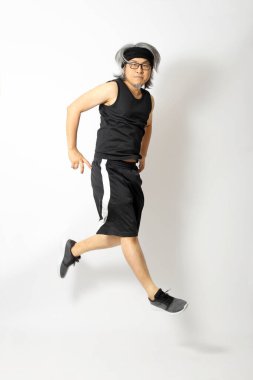 Beyaz arka plandaki Asyalı sporcu..