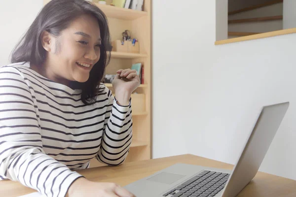 Mujer Asiática Que Trabaja Estudio Casa — Foto de Stock