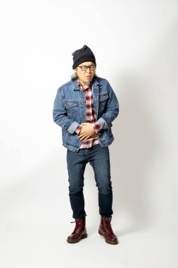 Beyaz arka planda duran Asyalı adam.