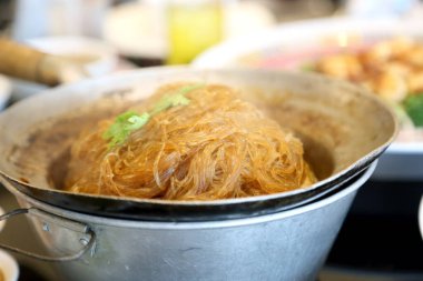 Kavanozda erişteli sıcak karides..