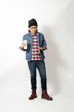 Beyaz arka planda duran Asyalı adam.