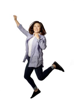 Beyaz arka planda zıplayan Asyalı kadın..