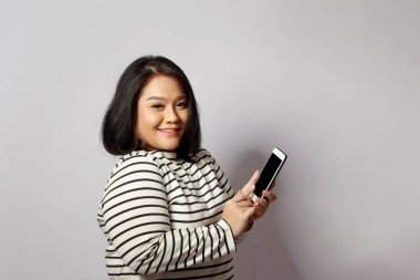 Beyaz arka plandaki Asyalı kadın..