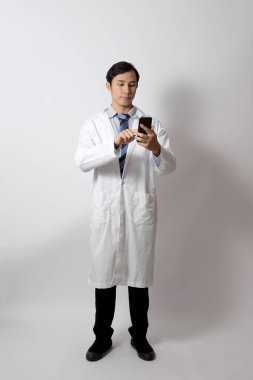 Beyaz arka planda duran Asyalı doktor..