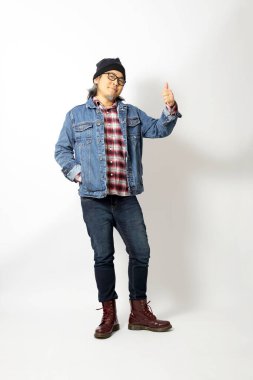 Beyaz arka planda duran Asyalı adam.