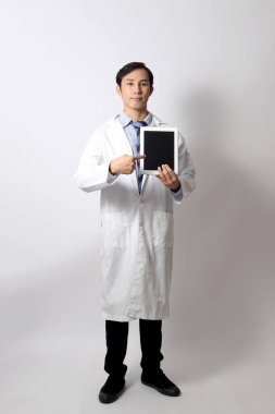 Beyaz arka planda duran Asyalı doktor..