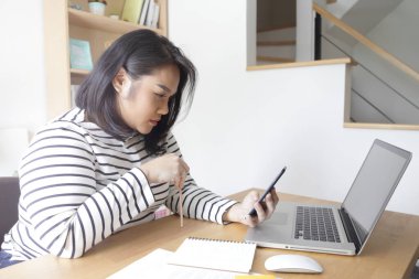 Ev stüdyosunda çalışan Asyalı kadın..