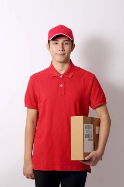 Beyaz arka plandaki Asyalı postacı..