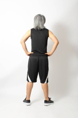 Beyaz arka plandaki Asyalı sporcu..