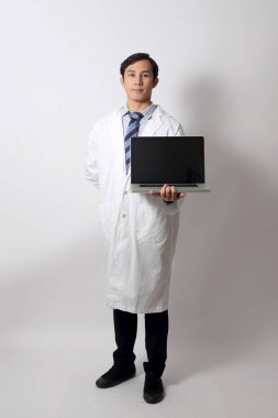 Beyaz arka planda duran Asyalı doktor..