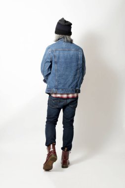 Beyaz arka planda duran Asyalı adam.