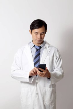 Beyaz arka planda duran Asyalı doktor..