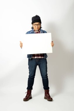 Beyaz arka planda duran Asyalı adam.