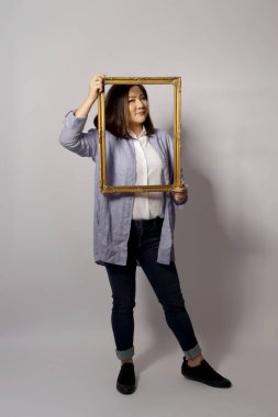 Beyaz arka plandaki Asyalı kadın..