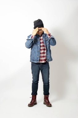 Beyaz arka planda duran Asyalı adam.