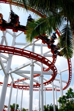 Lunaparktaki heyecan verici hız treni..