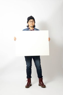 Beyaz arka planda duran Asyalı adam.