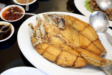 Balık soslu kızarmış balık balığı..