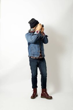 Beyaz arka planda duran Asyalı adam.