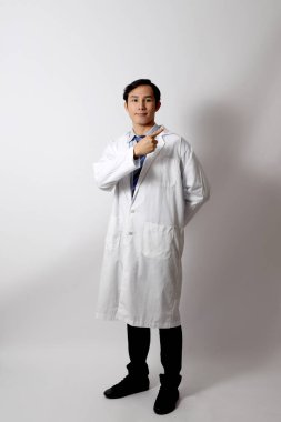 Beyaz arka planda duran Asyalı doktor..