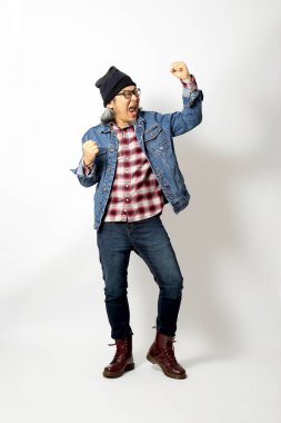 Beyaz arka planda duran Asyalı adam.