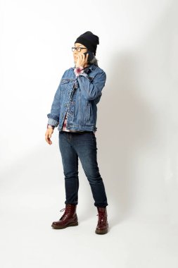 Beyaz arka planda duran Asyalı adam.