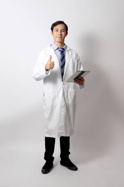 Beyaz arka planda duran Asyalı doktor..