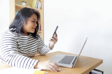 Ev stüdyosunda çalışan Asyalı kadın..