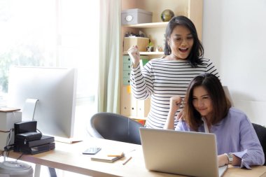 Evde çalışan iki Asyalı kadın..